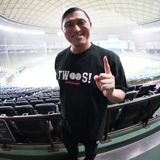 オードリー春日×ライオンズ「L」トゥース!! Tシャツ byTENPLUS