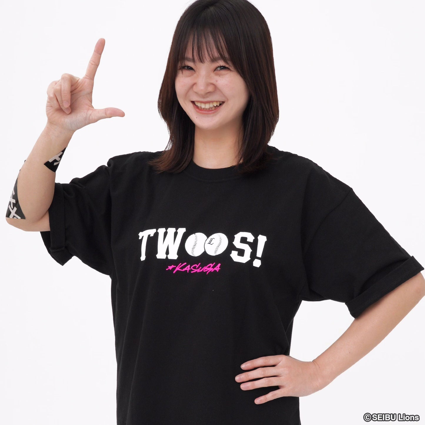 オードリー春日×ライオンズ「L」トゥース!! Tシャツ byTENPLUS