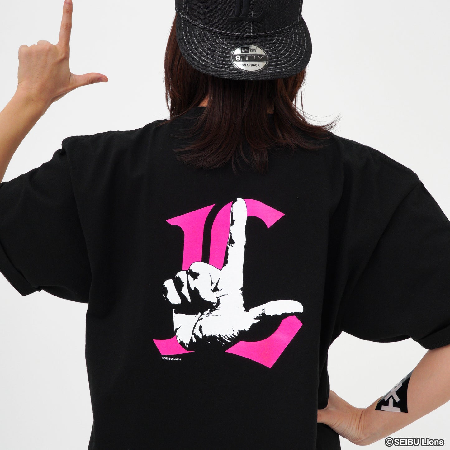 オードリー春日×ライオンズ「L」トゥース!! Tシャツ byTENPLUS