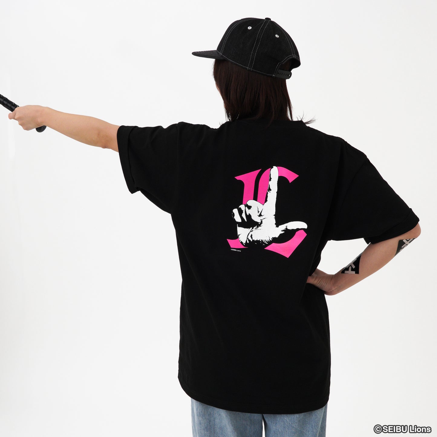 オードリー春日×ライオンズ「L」トゥース!! Tシャツ byTENPLUS