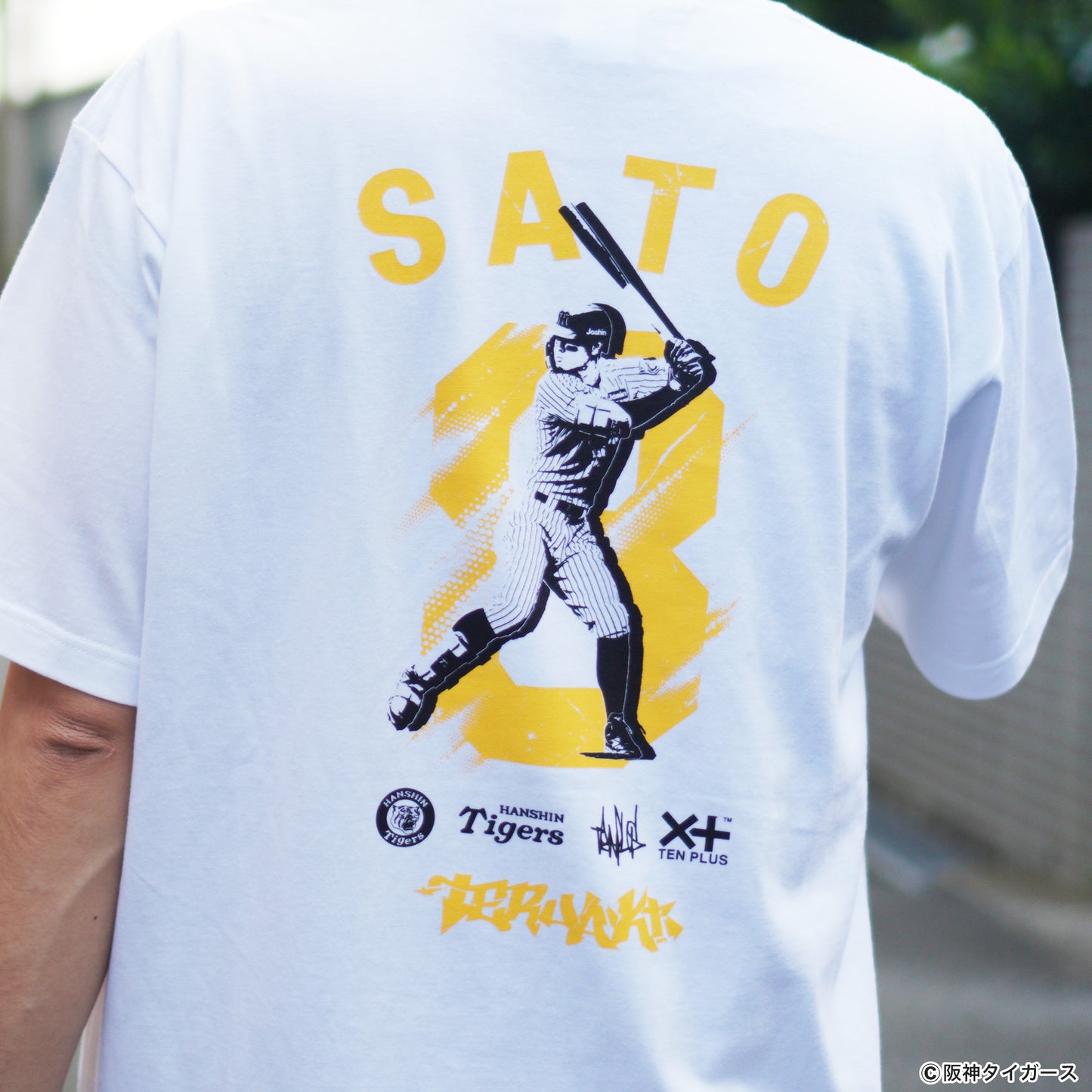 【阪神タイガース×TENPLUS】佐藤輝明選手 背番号8 Tシャツ [7.4オンス ヘビーウェイト]