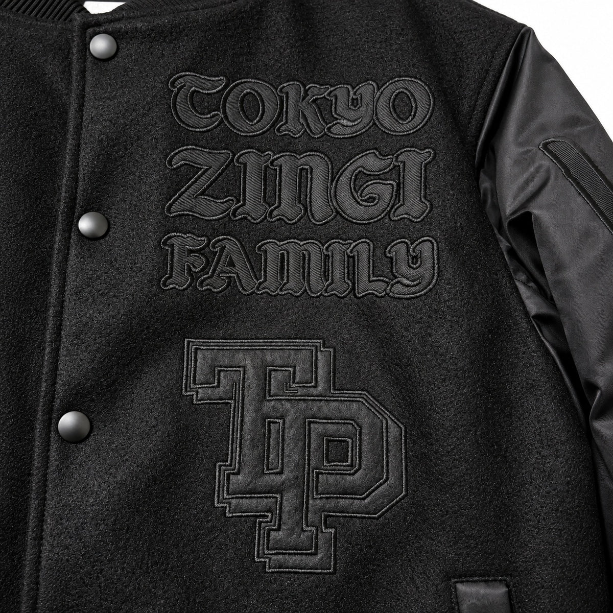胸のTOKYO ZINGI FAMILYロゴとTP刺繍のディテール